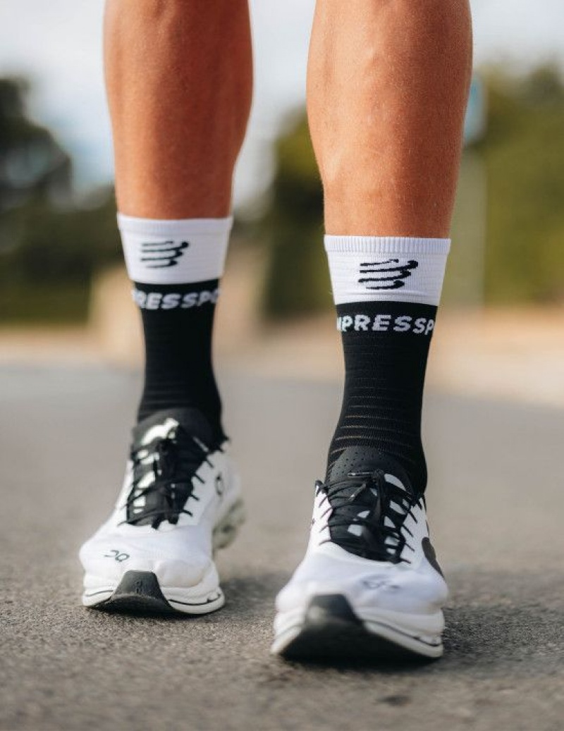 καλτσες για τρεξιμο ανδρικα Compressport Mid Compression Socks V2.0 μαυρα ασπρα | BAMYP-0657