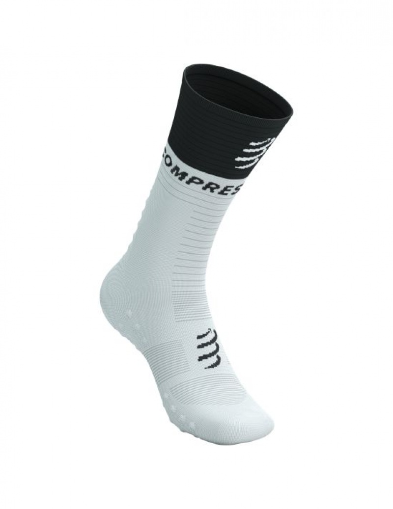 καλτσες για τρεξιμο ανδρικα Compressport Mid Compression Socks V2.0 ασπρα μαυρα | JBYRN-6951