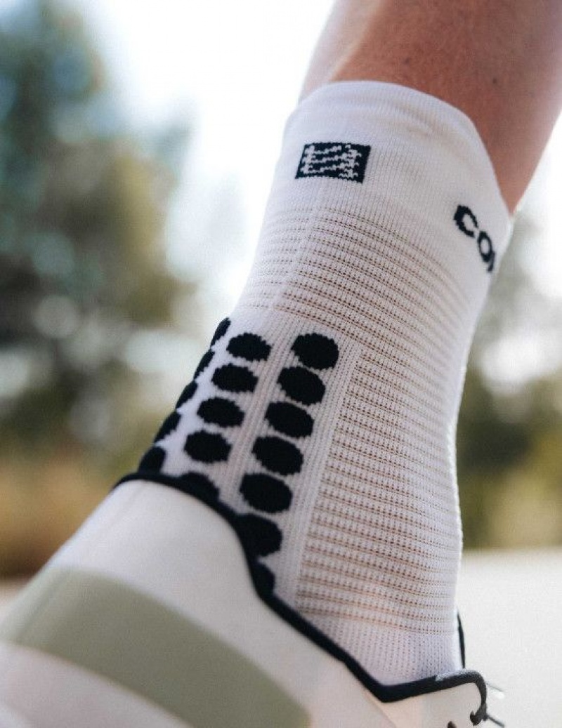 καλτσες για τρεξιμο ανδρικα Compressport Pro αγωνιστικα Socks v4.0 Run High ασπρα μαυρα | JVMBQ-1578