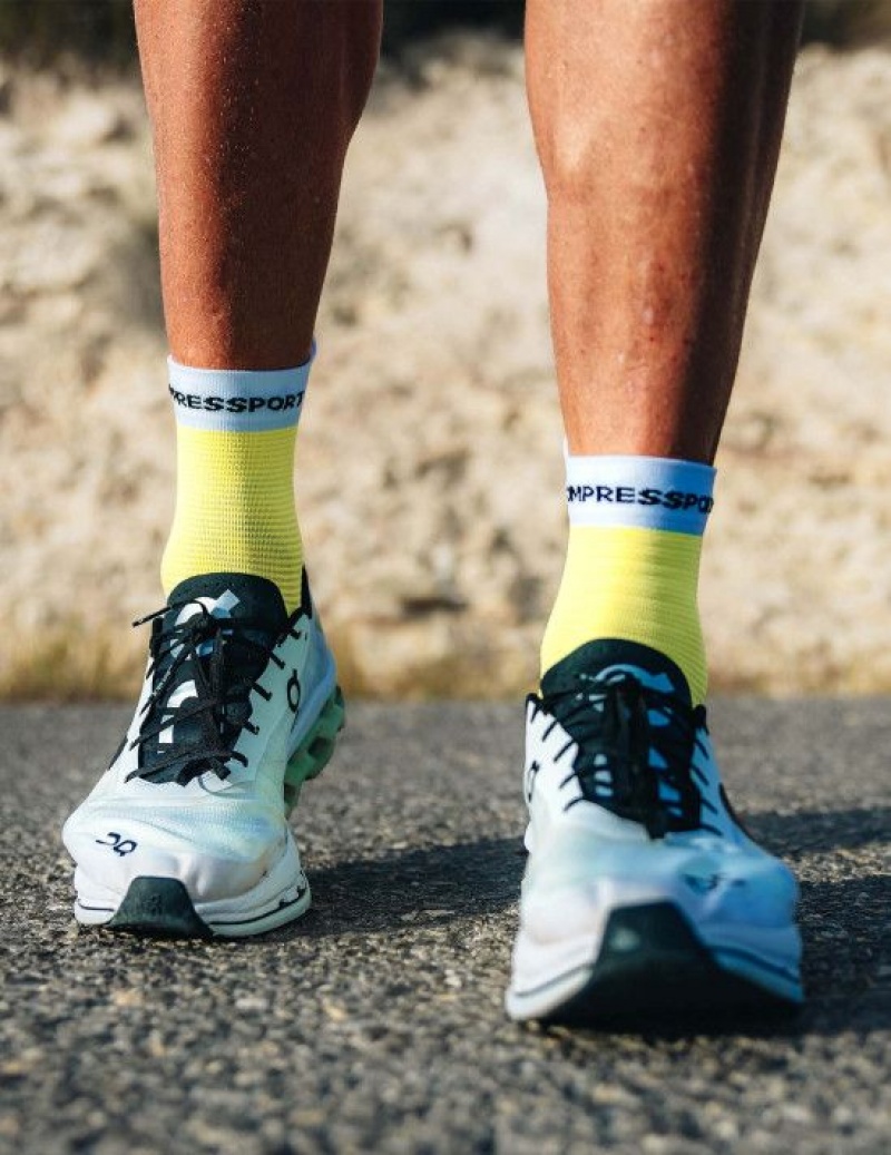 καλτσες για τρεξιμο ανδρικα Compressport Pro αγωνιστικα Socks v4.0 Run High κίτρινα ασπρα | XIWCS-8653