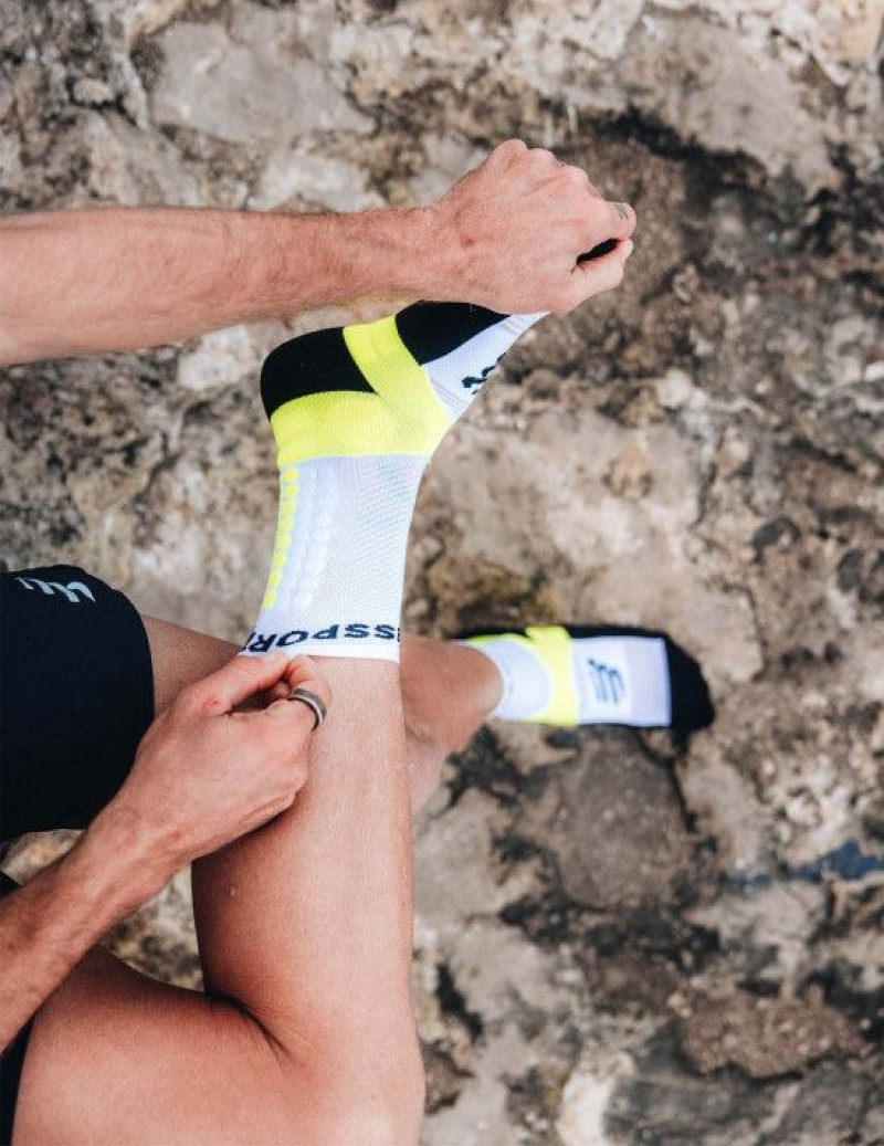 καλτσες για τρεξιμο ανδρικα Compressport Ultra Trail Socks V2.0 ασπρα κίτρινα | TNRFH-2541