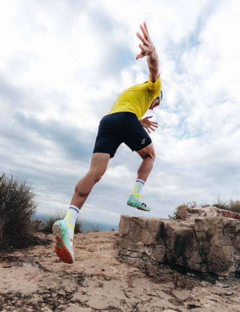 καλτσες για τρεξιμο ανδρικα Compressport Ultra Trail Socks V2.0 ασπρα κίτρινα | TNRFH-2541